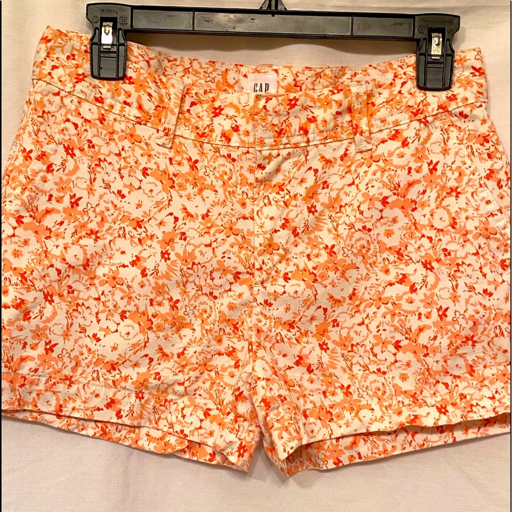 Gap ladies shorts, two functional back pockets. Perfect dress/ causal shorts.